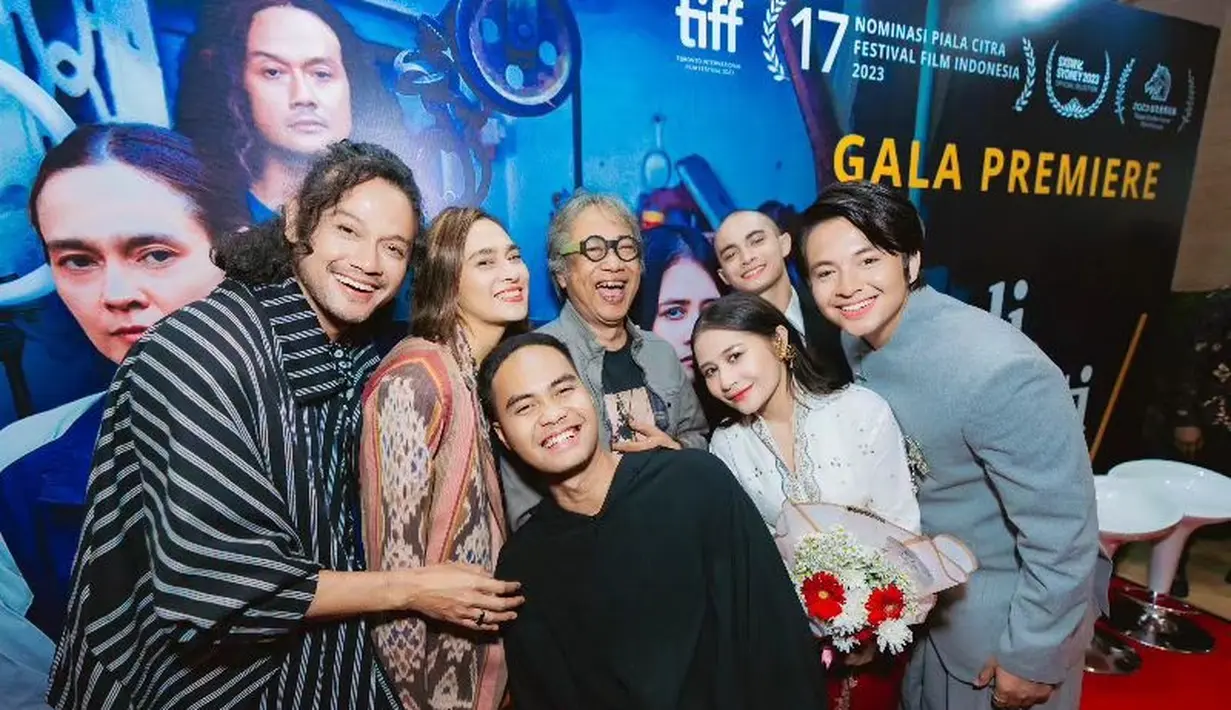 Angga Yunanda tampil tak kalah memesona. Ia mengenakan padu padan beskap bersiluet modern dengan pleated skirt panjang yang serasi bak Raja Jawa. [Foto: Instagram/wregas_bhanuteja]