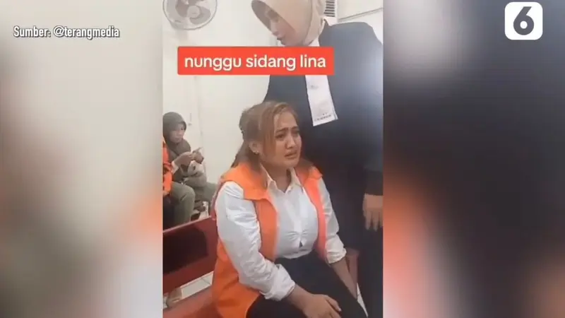 Lina Mukherjee terlihat terisak menangis saat menjalani sidang di pengadilan