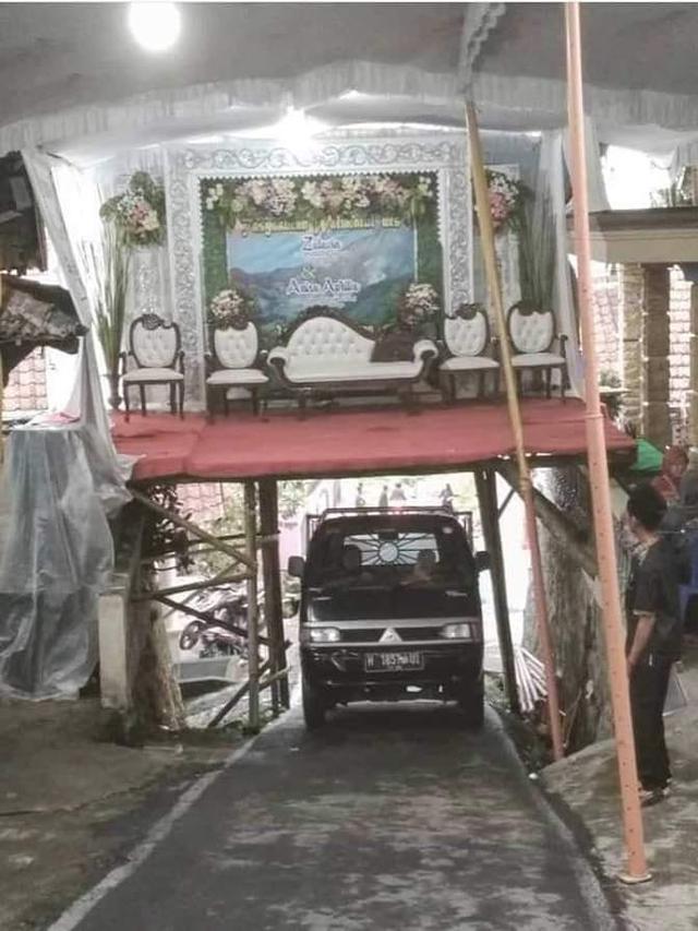 10 Tempat Duduk Pengantin di Nikahan Ini Tidak Biasa, Kocak