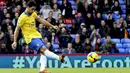 Mikel Arteta mencetak gol pertama dari tendangan penalti pada pertandingan Liga Premier Inggris antara Crystal Palace vs Arsenal di Selhurst Park, London (26/10/2013). (AFP/Ian Kington).