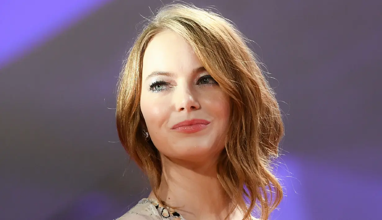 Aktris Emma Stone berpose saat tiba menghadiri pemutaran film "The Favorite" selama Festival Film Venice ke-75 di Venice Lido, Italia, (30/8). Emma Stone tampil cantik dengan gaun transparan warna krem. (AFP Photo/Filippo Monteforte)