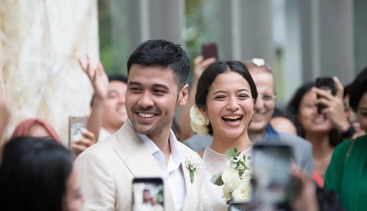 "Ekspresi ketika ditanya mertua tentang “malam pertama” #JAIMWONG bukan #BAIMWONG yaaa," tulisnya masih dalam hari yang sama sehari setelah nikah. (Instagram/chicco.jerikho)