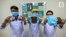 Tim peneliti menunjukkan hasil eksperimen serbuk tembaga dan masker kain disinfektor berlapis tembaga di Pusat Penelitian Fisika LIPI Puspitek, Serpong, Tangerang Selatan, Senin (8/6/2020). Masker kain tersebut mampu membunuh virus Covid-19 dalam waktu 4 jam. (Liputan6.com/Fery Pradolo)