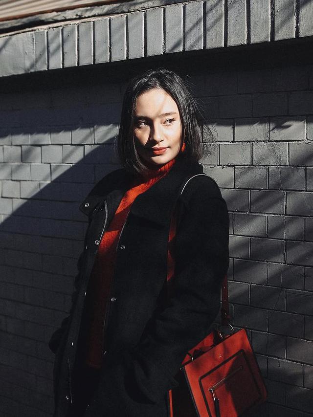 [Bintang] Biar Musim Hujan, Outer Andalan Tatjana Saphira Ini Bikin Kamu Tetap Keren