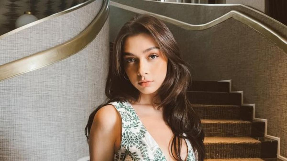 6 Potret Cantik Dosma Hazenbosch, Artis yang Dikabarkan Dekat dengan Rizky Nazar