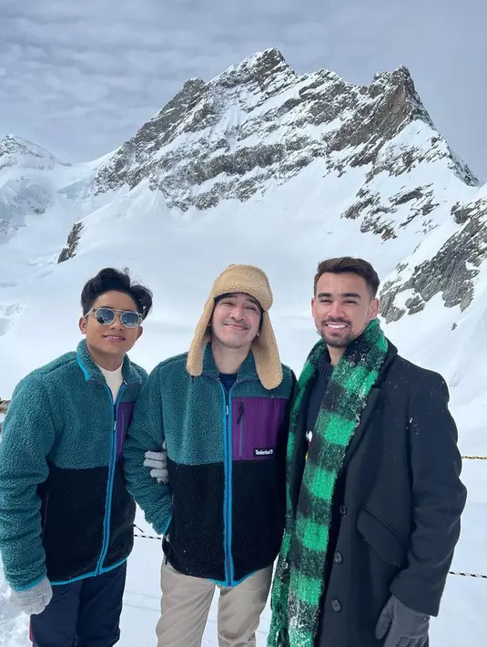 Bukti kedekatan Manscrow Gilang dengan selebritas lainnya. Dalam urutan unggahan foto, Gilang memang terlihat lebih dulu akrab dengan keluarga Ruben Onsu. [Foto: @manscrow_gilang]