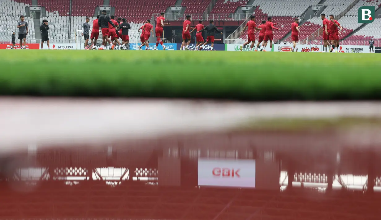 Awak media diperbolehkan meliput proses latihan Timnas Garuda dalam 15 menit awal saja. (Bola.com/Bagaskara Lazuardi)