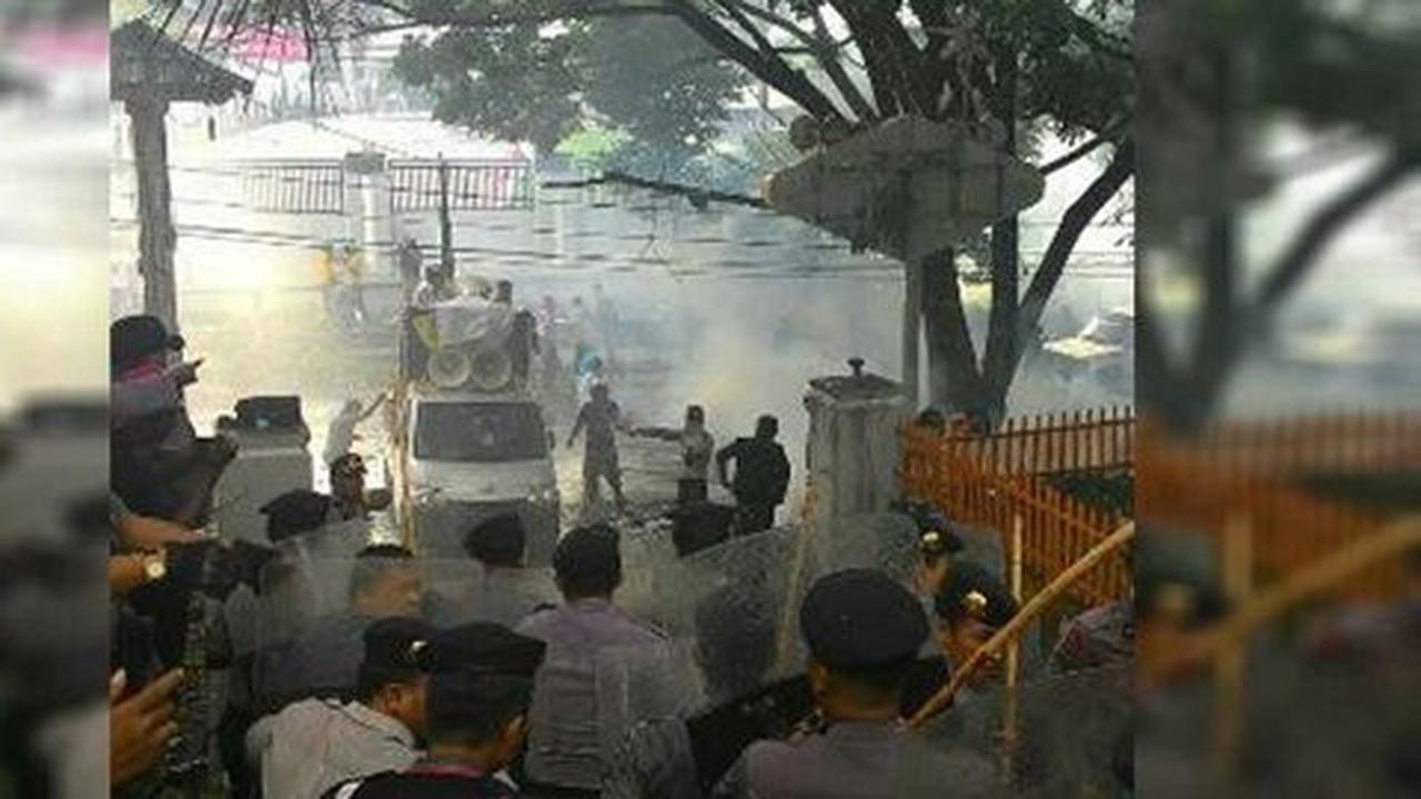 Demo pendukung Imba-Bobby ricuh, 1 polisi terluka kena lemparan batu