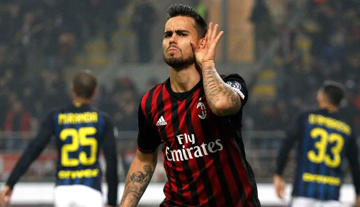 Gelandang AC Milan, Suso melakukan selebrasi usai mencetak gol kegawang Inter Milan pada laga Liga Italia Serie A di Stadion San Siro, Milan, (20/11). AC Milan bermain imbang dengan Inter Milan dengan skor 2-2. (REUTERS/Alessandro Garofalo)
