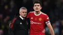 Harry Maguire (kanan) mampu memegang komando lini belakang dengan sangat baik walaupun sempat kesulitan di babak pertama. Hal tersebut membuat sang kapten layak diberikan nilai 7 dalam laga tersebut. (AFP/Glyn Kirk)