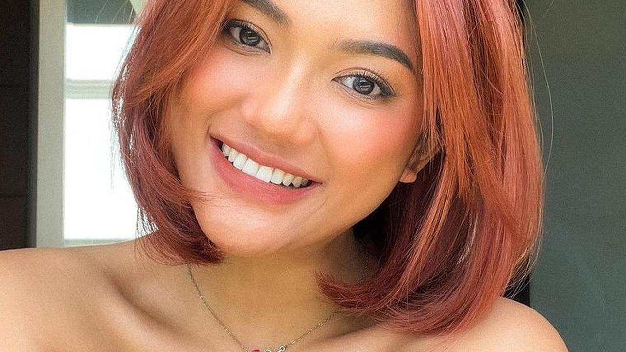 Seperti inilah salah satu potret terbaru Marion Jola yang diabadikan di kanal Instagram pribadinya. Dalam potret tersebut, Marion tampil sangat unik dan nyentrik dengan model rambut pendek berwarna merah.