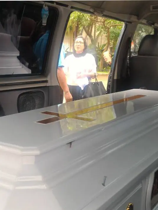 Berdasarkan pengumuman yang dipasang di kaca Rumah Duka, tertulis sederet kegiatan sebelum prosesi pemakaman. Salah satunya adalah kebaktian penghiburan pada Kamis (1/6/2017) pukul 19.30 WIB. (Bambang E.Ros/Bintang.com)