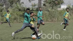Bek seleksi Timnas Indonesia U-16, Gabriel Romulus, berebut bola dengan Aditya Spou. Seleksi nasional ini dilakukan selama lima hari, mulai dari tanggal 25 hingga 30 Maret 2017. (Bola.com/M Iqbal Ichsan)