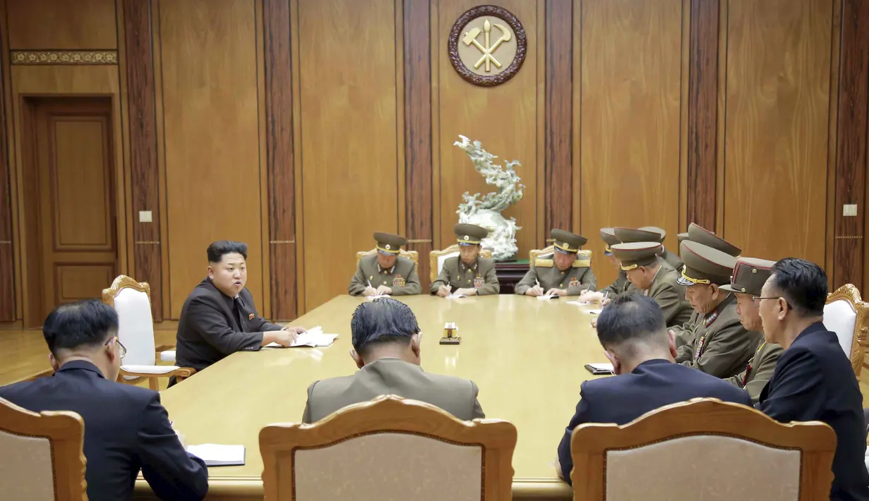 Kim Jong-un, telah memperingatkan militernya untuk siap perang dengan Korsel, Pyongyang, Jumat (21/8/2015). Langkah Kim Jong-un itu menyusul rentetan tembakan artileri Korsel ke wilayah Korut, Kamis kemarin. (Reuters/Kom Hong-Ji). (Reuters/KCNA) 