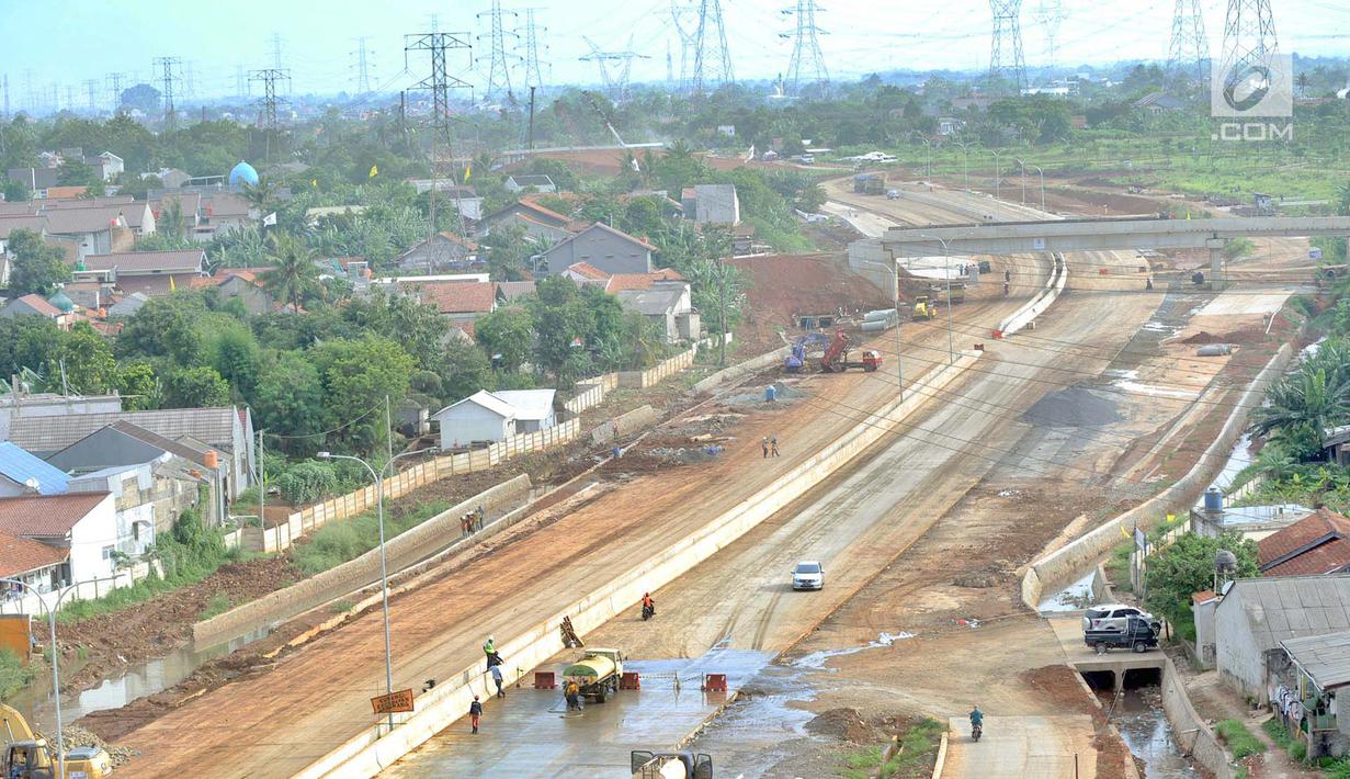 Pekerja menyelesaiakn penghalusan jalan pada  proyek pembangunan jalan tol Depok-Antasari (Desari) seksi 2 Brigif-Sawangan di kawasan Krukut, Depok, Jawa Barat, Selasa (12/3). (merdeka.com/Arie Basuki)