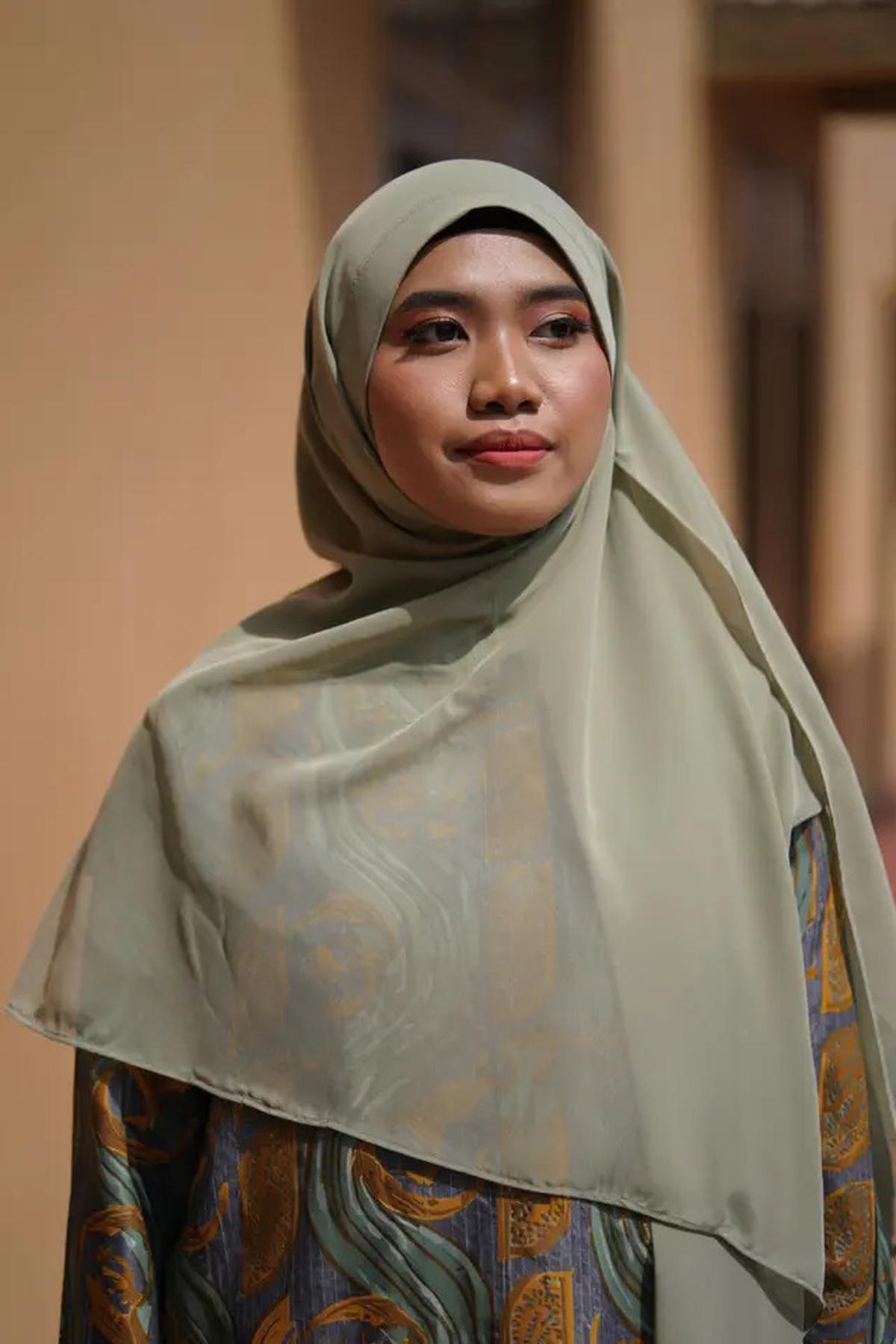 10 Model Gamis Batik Syar'i Slim Fit tapi Tetap Sopan, Kekinian di 2025
