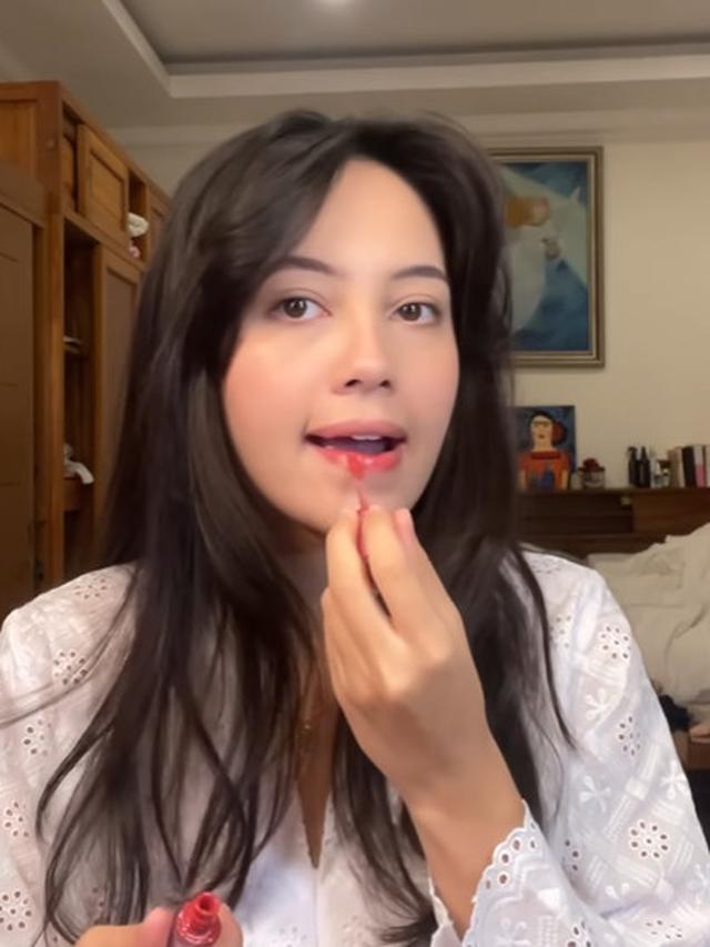 8 Potret Ayu Anggika Bolsterli Kenakan Kebaya Sebelum Menikah, Tampilkan Pesona Mba-Mba Jawa Meski Berwajah Bule