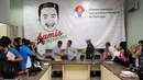 Mantan Wakapolri, Oegroseno (kedua kiri) bersalaman dengan Alfitra Salam usai jumpa pers berakhirnya masa tugas tim sembilan di Jakarta, Rabu (6/5/2015). Tugas tim sembilan berakhir pada 30 April lalu. (Liputan6.com/Helmi Fithriansyah)