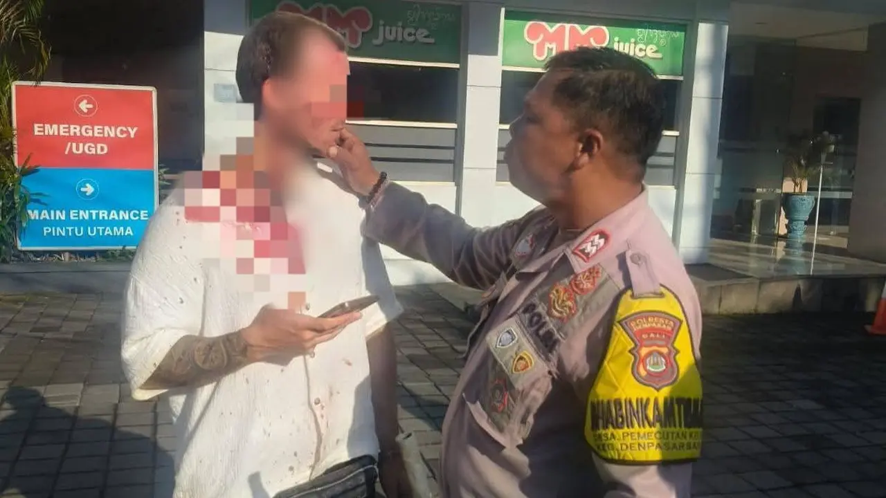 Polisi mengamankan WNA asal Prancis berinisial RK (25) diduga melakukan pemukulan terhadap pengunjung gym di Denpasar, Bali. (Liputan6.com/Destarita)