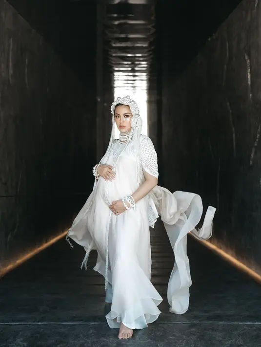 Jessica Iskandar tampil menawan kenakan flare dress organza berlapis outer jaring-jaring panjang. [@inijedar]