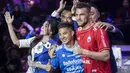 Pemain Persija Jakarta, Marko Simic dan pemain Persib Bandung, Kim Kurniawan rangkulan saat joget bersama penyanyi, Via Vallen pada peluncuran Liga 1 2018 di Studio 5 Indosiar, Jakarta, Senin (19/3/2018). (Bola.com/Vitalis Yogi Trisna)