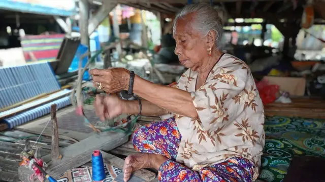 Wa Bia, wanita paling tua yang bekerja menenun sarung di kampung tenun, Kota Baubau.(Liputan6.com/Ahmad Akbar Fua)