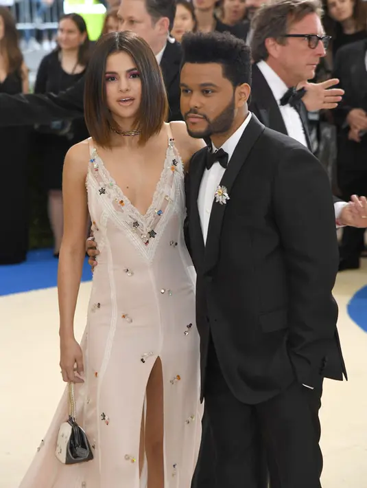 The Weeknd dan Selena telah berpacaran sejak beberapa bulan yang lalu, dan kini keduanya berencana untuk melanjutkan hubungannya ke jenjang yang lebih serius. Kabarnya, tak lama lagi The Weeknd akan melamar sang kekasih. (AFP/Angela Weis)