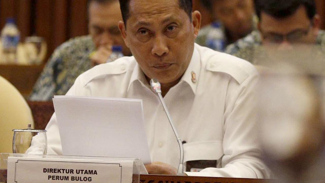 Namun, gajinya sebagai abdi Bhayangkara pas-pasan untuk menghidupi anak dan istri, terutama urusan perut sehari-hari. "Kalau tidak salah gaji saya waktu itu masih Rp 500 ribu dan itu tidak cukup untuk kehidupan sehari-hari," ujarnya. <br>