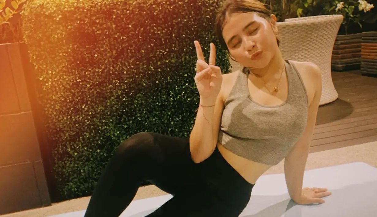“Self Quarantine Day 14. Sejak pulang dari US sampai hari ini aku nggak keluar rumah sama sekali. Gimana rasanya? jujur Stressful! aku gak pernah diem dirumah gak ngapa-ngapain,” tulis Prilly dengan unggahan foto yang memperlihatkan dirinya tengah di  matras yoga. (Instagram/prillylatuconsina96)