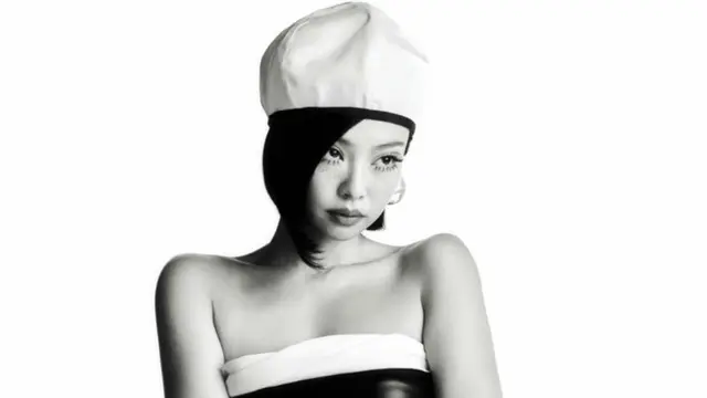 Jennie Blackpink dengan gaya long dress. [@jennierubyjane]