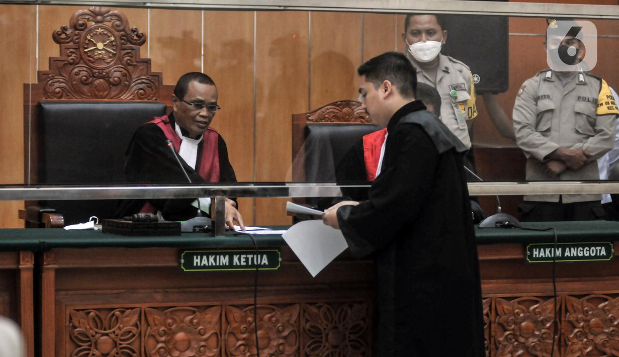 Karenanya, JPU menuntut supaya majelis hakim Pengadilan Negeri Jakarta Barat yang memeriksa dan mengadili perkara ini memutuskan Linda Pujiastuti alias Anita bersama-sama Syamsul Ma'arif, Teddy Minahasa Putra, Dody Prawiranegara, serta Kasranto telah terbukti secara sah dan meyakinkan bersalah melakukan tindak pidana. (merdeka.com/Iqbal S. Nugroho)