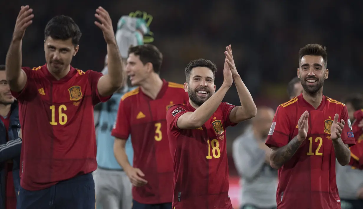 Spanyol. Skuad Timnas Spanyol yang akan berlaga di Piala Dunia 2022 Qatar tentu akan sangat berbahaya jika diisi oleh para pemain yang brerasal dari dua lub tersukses di Liga Spanyol, Barcelona dan Real Madrid. Hal itu telah dibuktikan saat Spanyol meraih gelar Piala Duia 2010 di Afrika Selatan, mereka dihuni oleh para pemain Barcelona dan Real Madrid di starting XI. (AFP/Jorge Guerrero)