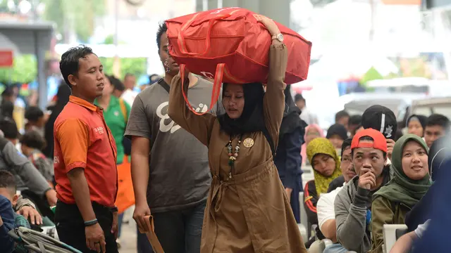H-7 Lebaran, Stasiun Pasar Senen Mulai Dipadati Pemudik