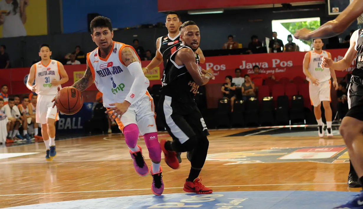 Pebasket Pelita Jaya Energi Mega Persada Jakarta, Kelly Purwanto (kedua kiri) berusaha melewati hadangan pemain Hang Tuah Sumsel di NBL Championship, Jakarta, Sabtu (2/5/2015). Pelita Jaya unggul 73-58 atas Hang Tuah. (Liputan6.com/Helmi Fithriansyah)