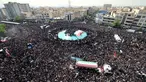 Jutaan warga Iran memenuhi ruas jalan di Teheran saat menghadiri prosesi pemakaman Presiden Ebrahim Raisi pada 22 Mei 2024. (ATTA KENARE/AFP)