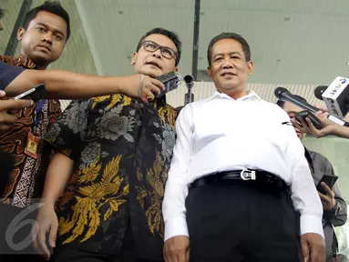Kabareskrim Mabes Polri Komjen Pol Anang Iskandar (kanan) bersama Plt wakil pimpinan KPK Johan Budi memberikan keterangan kepada wartawan seusai mengadakan pertemuan di Gedung KPK, Jakarta, Jumat (11/9/2015). (Liputan6.com/Helmi Afandi)