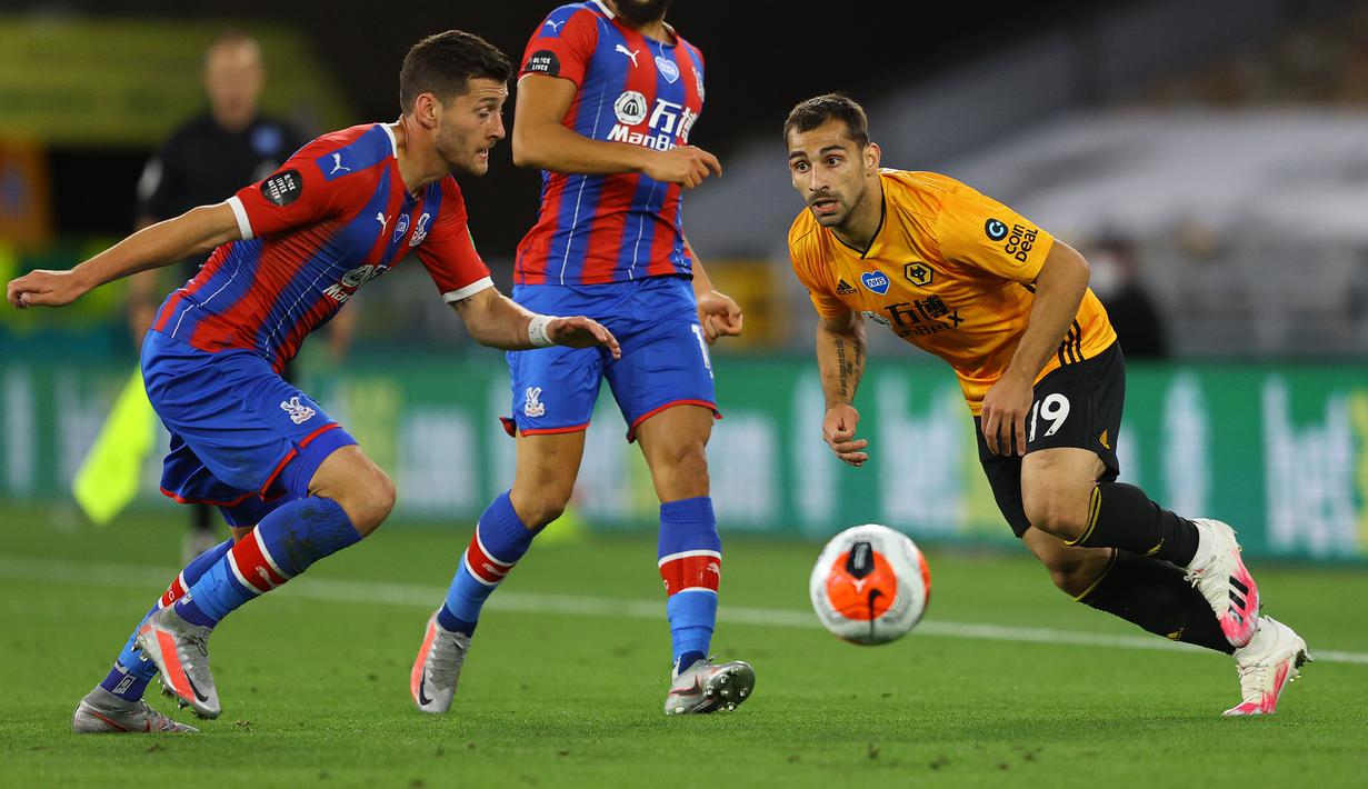 Bek Wolverhampton Wanderers, Jonny Otto, berebut bola dengan bek Crystal Palace, Joel Ward, pada laga lanjutan Premier League di Molineux Stadium, Selasa (21/7/2020) dini hari WIB. Wolves menang 2-0 atas Crystal Palace. (AFP/Richard Heathcote/pool)