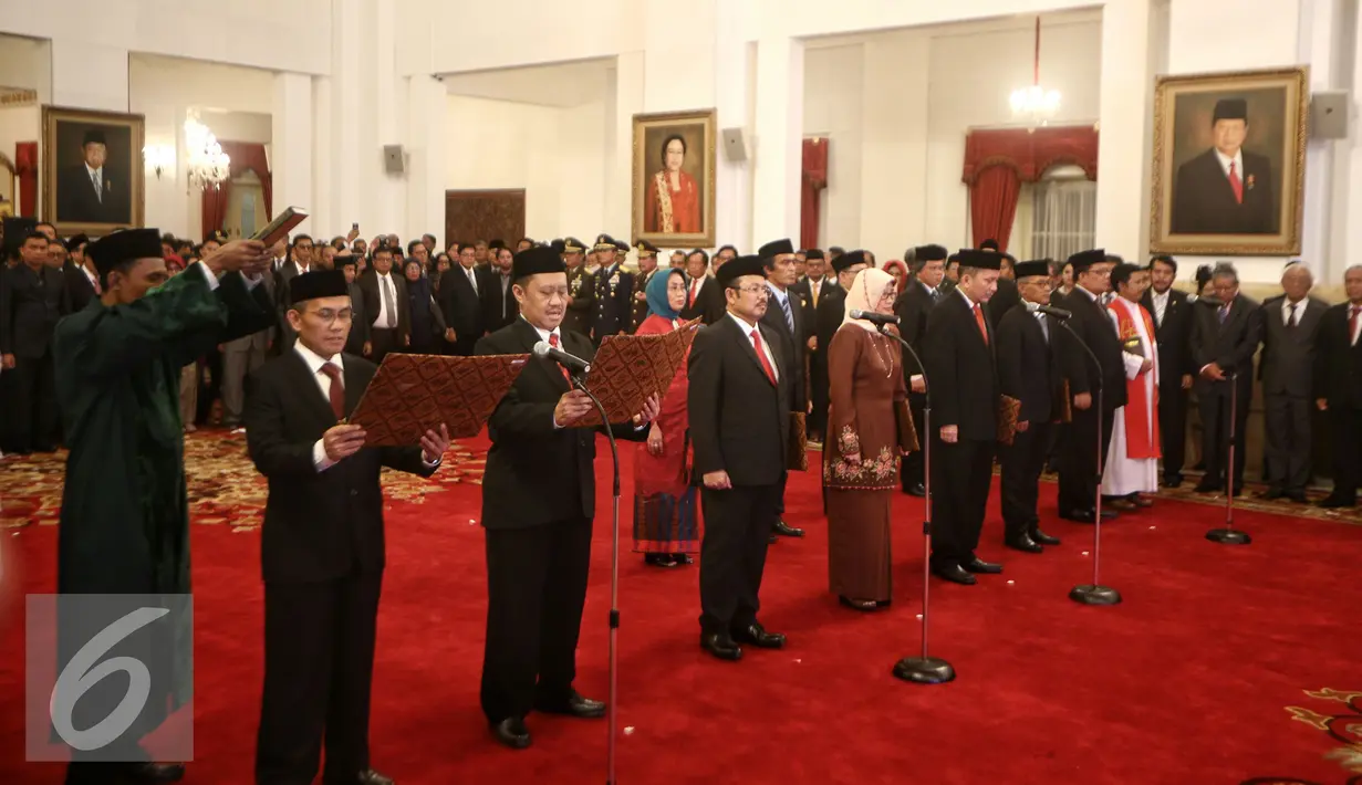 Dua anggota Komisi Yudisial (KY) dan 9 anggota Ombudsman saat disumpah di Istana Negara, Jakarta (12/2). Pelantikan tersebut berdasarkan Keputusan Presiden Nomor 20P Tahun 2016 untuk masa jabatan 2015-2020. (Liputan6.com/Faizal Fanani)