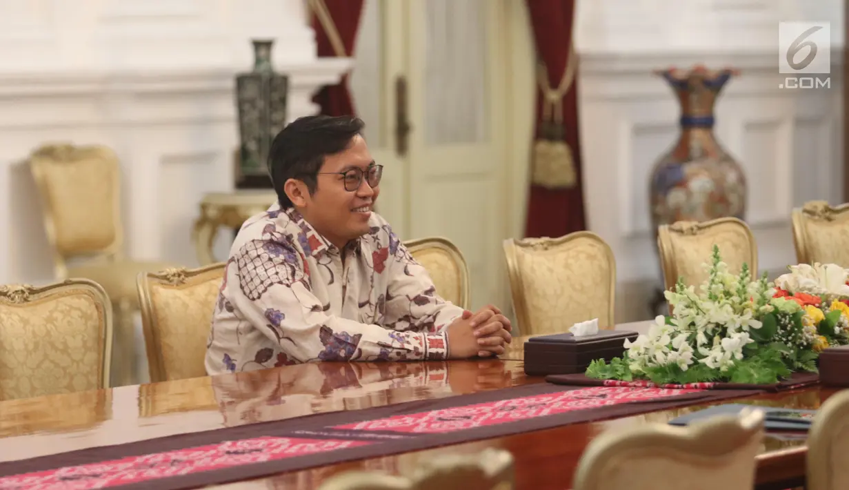 CEO Bukalapak, Achmad Zaky menemui Presiden Joko Widodo (Jokowi) di Istana Merdeka, Jakarta, Sabtu (16/2). Dalam pertemuan tertutup itu Jokowi menasehati CEO Bukalapak agar lebih hati-hati dalam menggunakan data di ruang publik (Liputan6.com/Angga Yuniar)