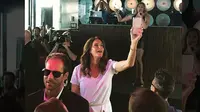 Caitlyn Jenner saat berselfie ria dalam sebuah acara. (TMZ)
