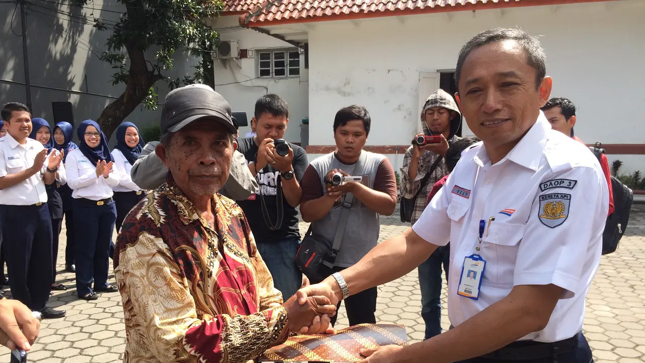 Warga Brebes Dapat Penghargaan Usai Laporkan Rel Kereta Patah