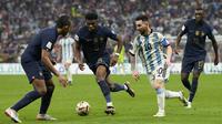 Lionel Messi yang menjadi bintang lapangan berusaha melewati hadangan tiga pemain Prancis sekaligus. (AP Photo/Martin Meissner)