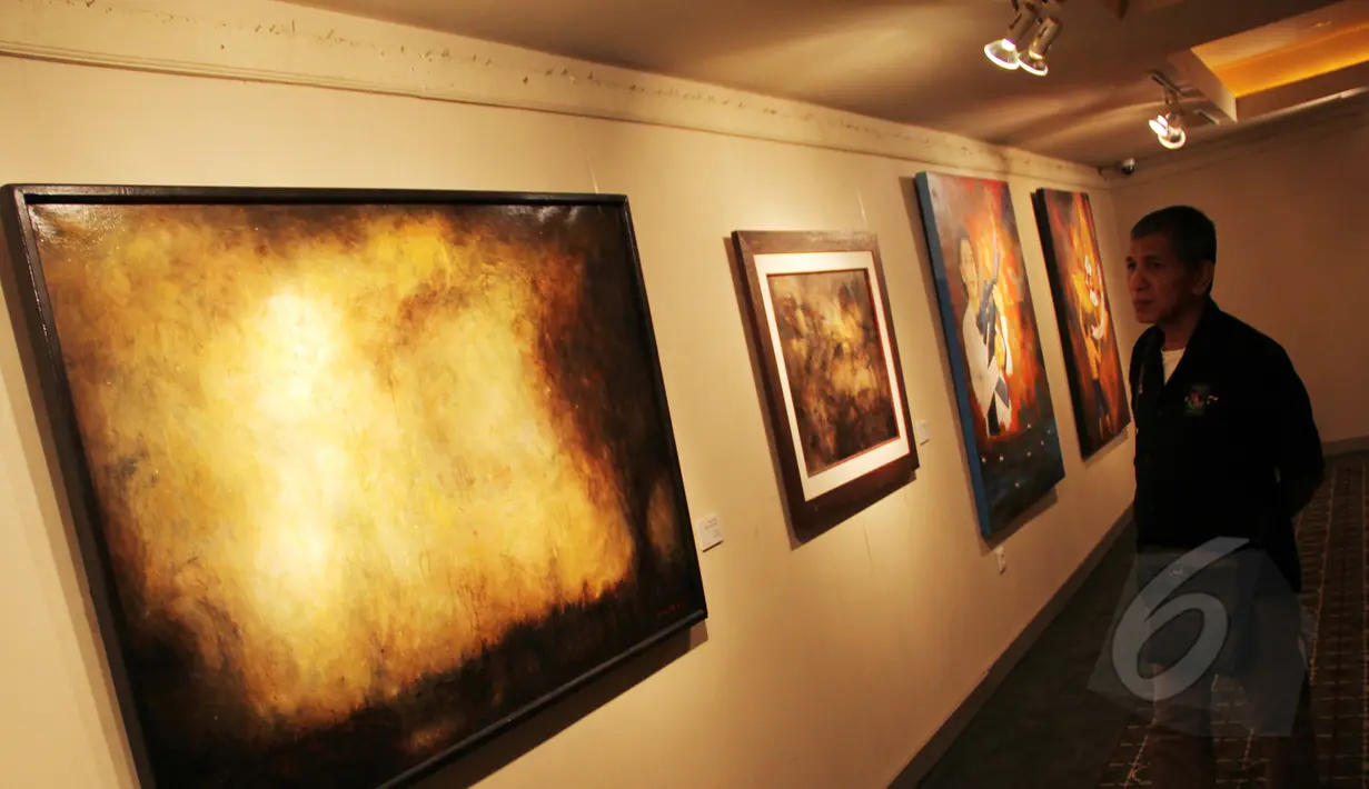 Pengunjung di depan sebuah lukisan pada acara pembukaan pameran 4 pelukis bersama yang bertajuk "Spirit Indonesia", di Galeri Cipta 3, TIM, Jakarta, Sabtu (7/3). Pameran tersebut berlangsung hingga 15 Maret 2015. (Liputan6.com/Helmi Afandi)