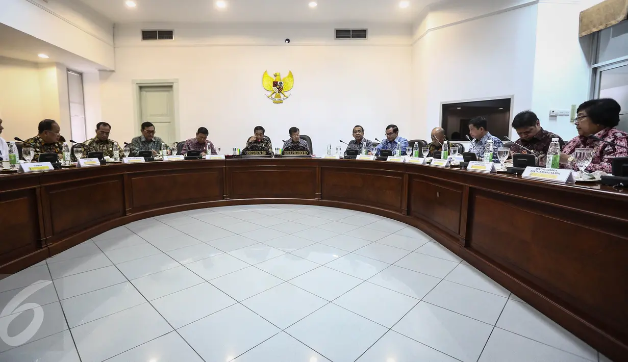 Suasana Sidang Paripurna Dewan Energi Nasional di Kantor Presiden, Kompleks Istana Kepresidenan, Jakarta, Kamis (5/1). Rapat membahas Rencana Umum Energi Nasional (RUEN) dan Strategi Pencapaian Target Energi Baru Terbarukan. (Liputan6.com/Faizal Fanani)