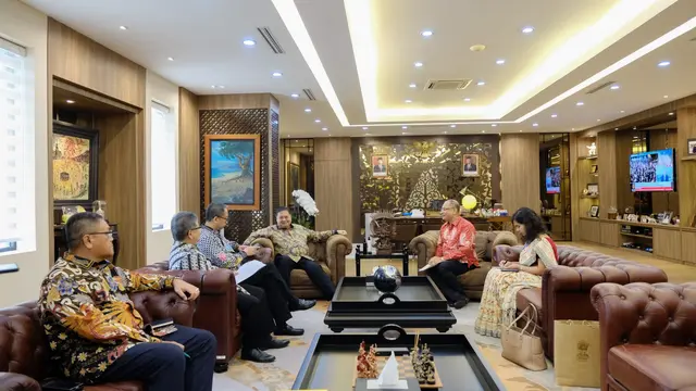 Duta Besar India untuk Indonesia Sandeep Chakravorty bertemu Menteri Koordinator Bidang Perekonomian Airlangga Hartarto di Kantor Kemenko Perekonomian pada Kamis (23/11/2023).