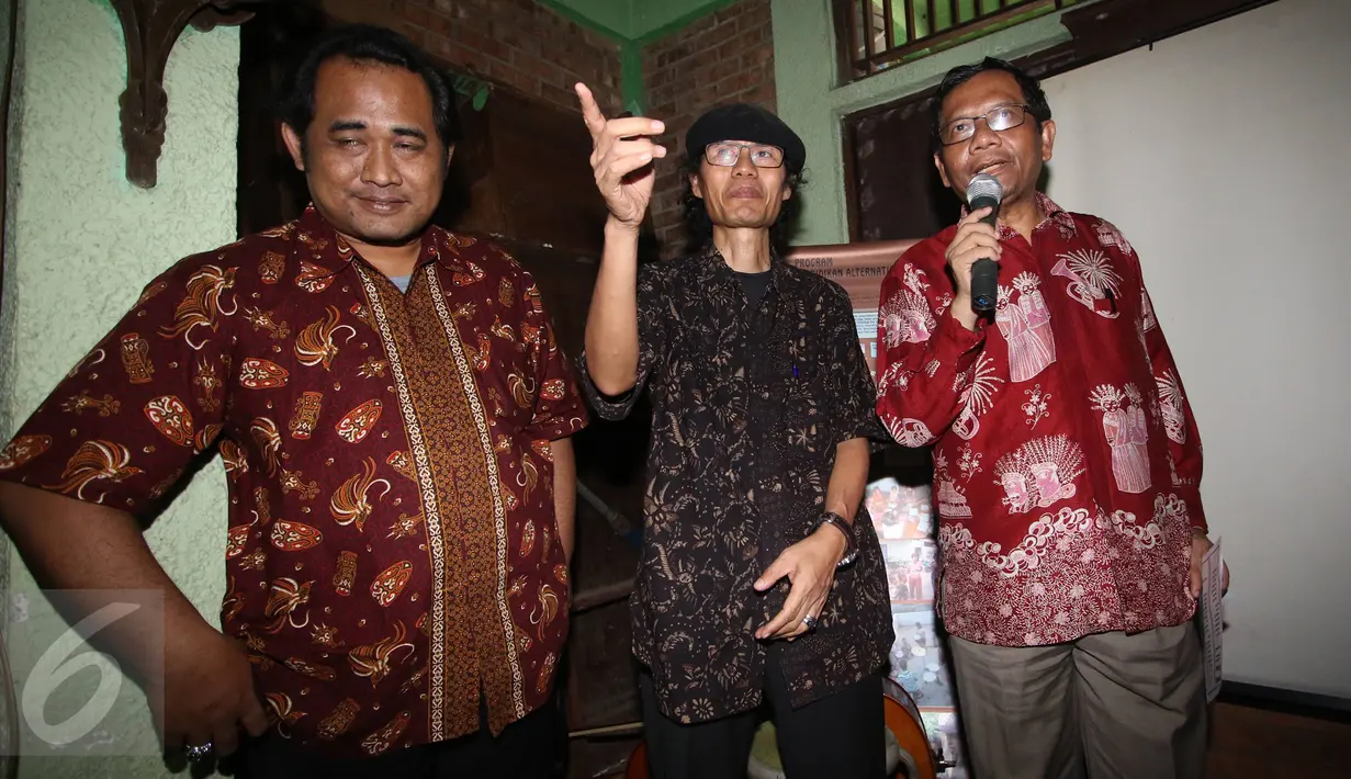 Mantan Ketua MK, Mahfud MD (kanan) menghadiri diskusi bersama warga dan Komunitas Ciliwung Merdeka di Bukit Duri, Jakarta, Kamis (12/5). Diskusi terkait rencana penertiban permukiman Bukit Duri pada akhir Mei 2016 (Liputan6.com/Immanuel Antonius)