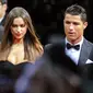 Cristiano Ronaldo (kiri) dan Irina Shayk saat menghadiri penghargaan FIFA Ballon d'Or 2013 di Kongresshaus, Zurich pada 13 Januari 2014. (AFP PHOTO/Fabrice COFFRINI)