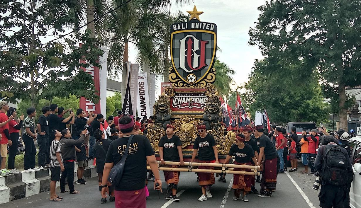 Kemeriahan parade budaya yang diadakan oleh Bali United di sepanjang Jalan By Pass Dharma Giri menuju Stadion Kapten I Wayan Dipta, Bali, Senin (23/12). Parade budaya diadakan untuk merayakan gelar juara Bali United. (Bola.com/Aditya Wany)