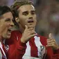 Pemain Atletico Madrid, Antoine Griezmann (kanan) dan Fernando Torres merayakan gol saat melawan Leicester City pada laga leg pertama perempatfinal Liga Champions  di Vicente Calderon stadium, (13/4/2017). Atletico menang 1-0. (AP/Paul White)