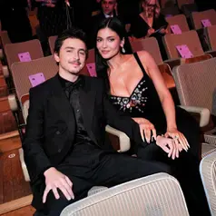 Meski tidak berjalan di red carpet utama bersama, Kylie tampak menyusul sang kekasih setelah acara dimulai, tampil memukau dalam balutan gaun vintage rancangan Thierry Mugler yang langsung mencuri perhatian publik. [@kyliesbae].